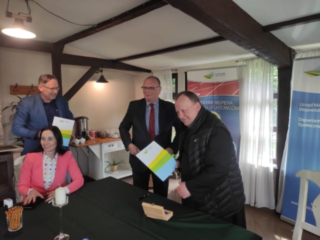 Podpisanie umów o dofinansowanie w Lubięcinie - Lubuska Baza Sportowa, Lubuska baza Turystyczna, prace remontowo-konserwatorskie