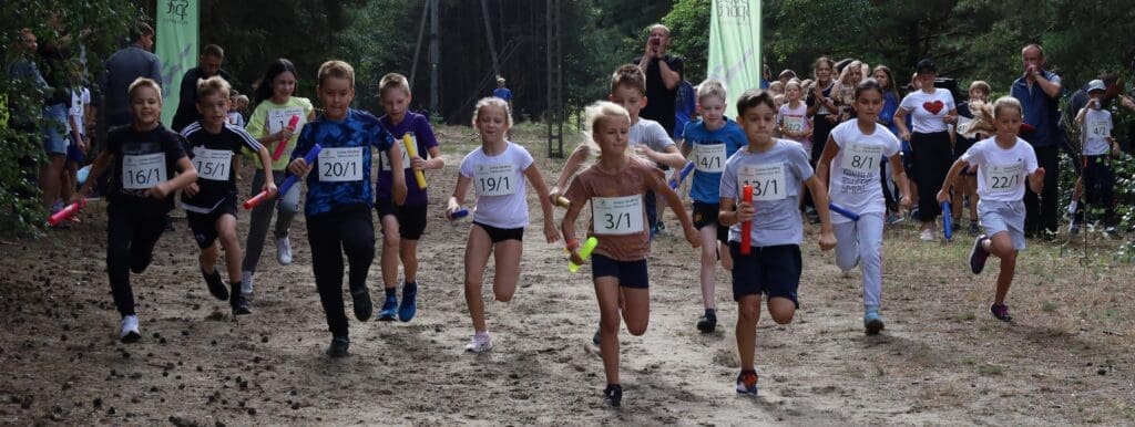 Grupka biegnących dzieci